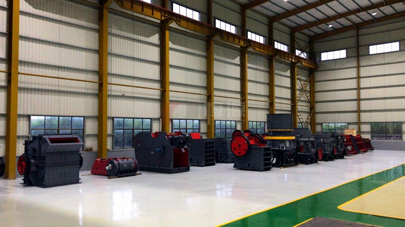 破碎機工廠設(shè)備展廳一角